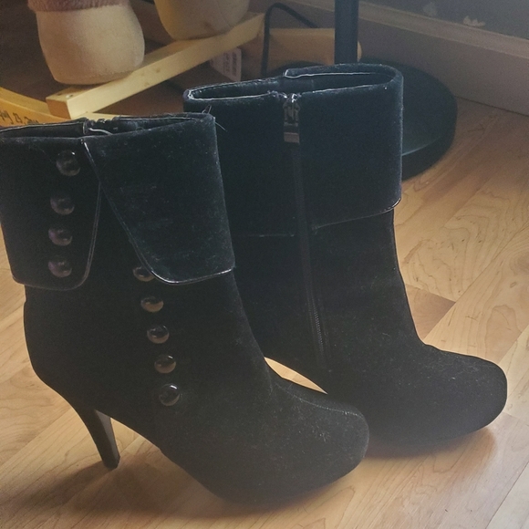 Heeled boots - Picture 1 of 3